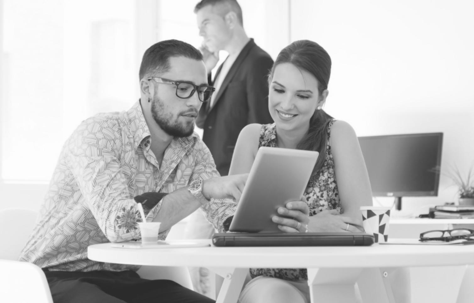 Instructor explicando conceptos financieros en sesión práctica