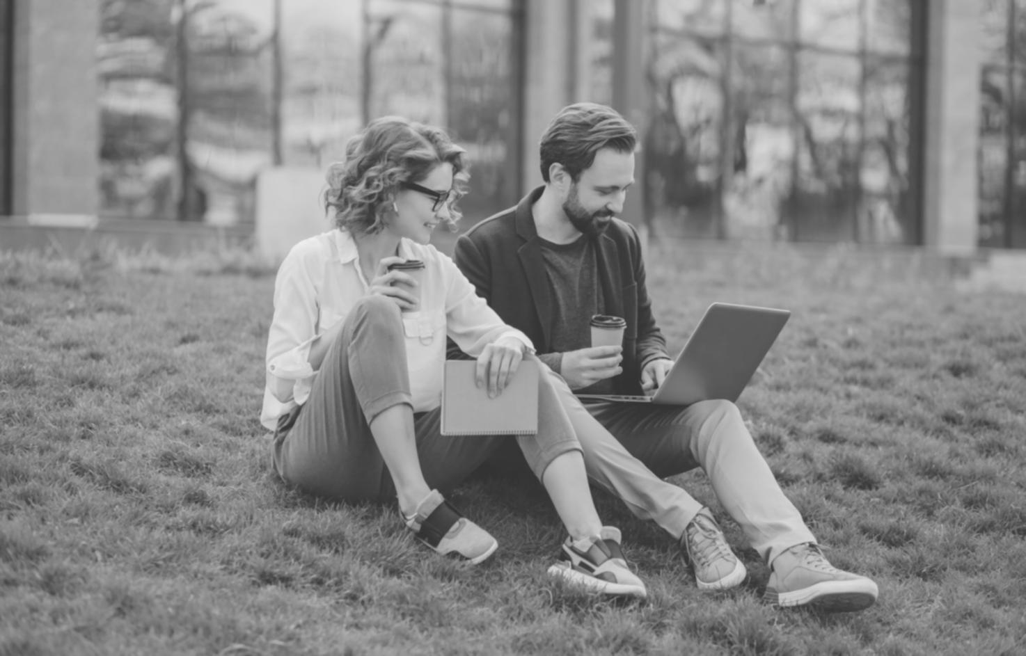 Profesional explicando gráficos financieros en pantalla durante sesión formativa