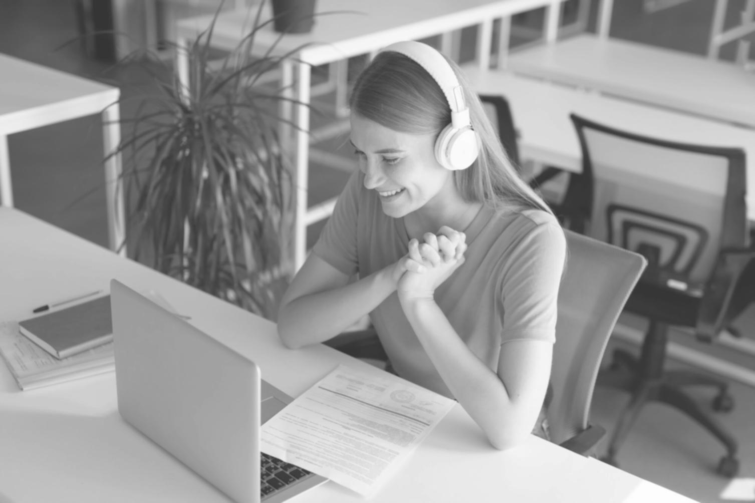 Profesional analizando documentos financieros en escritorio de trabajo