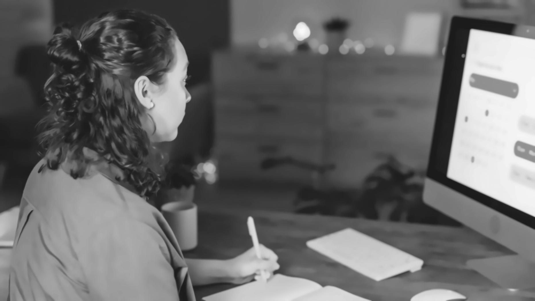 Estudiante analizando documentos financieros con gráficos y calculadora sobre escritorio